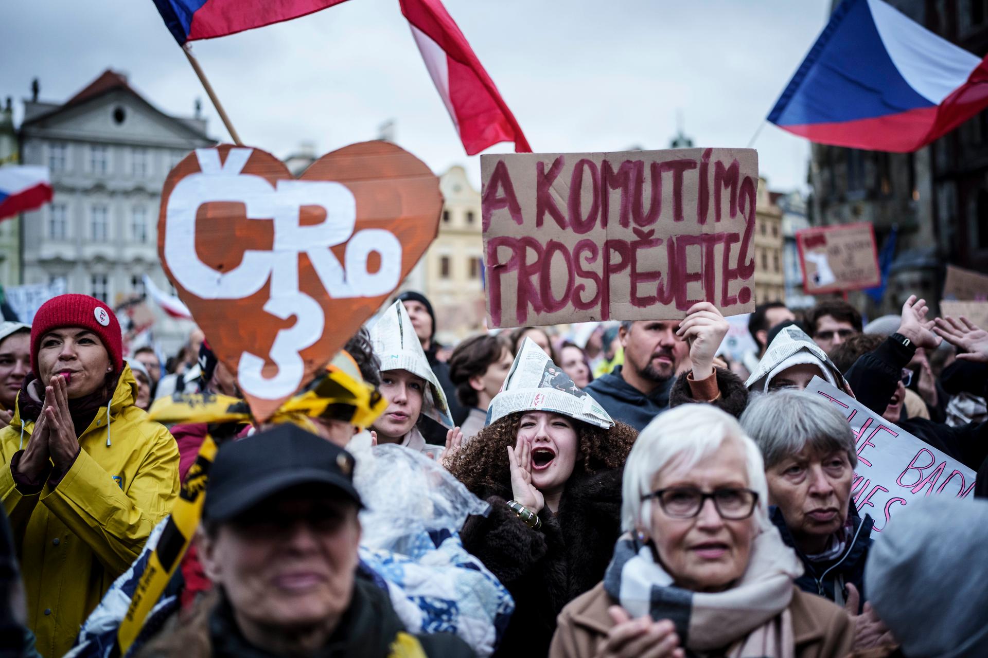 Demonstrace Ruce pryč od médií, Staroměstské náměstí, 25. října