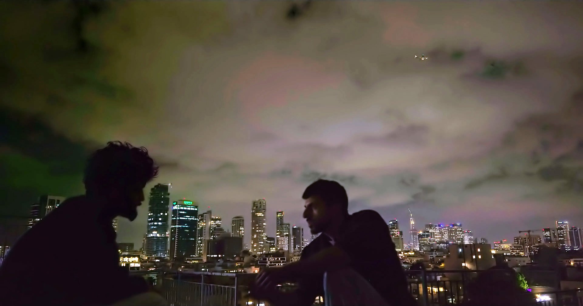 Záběry na noční Tel Aviv kontrastují s popisy domů a bytů v Gaze