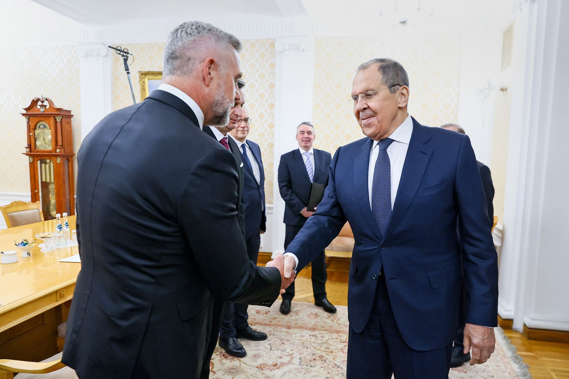 „Ministr Lavrov rozumí naší suverénní politice,“ vzkázal ve videu z poslanecké návštěvy Ruska Gašpar. (Zleva Tibor Gašpar a Sergej Lavrov, 14. leden 2025, Moskva)
Autor: - / Sputnik / Profimedia