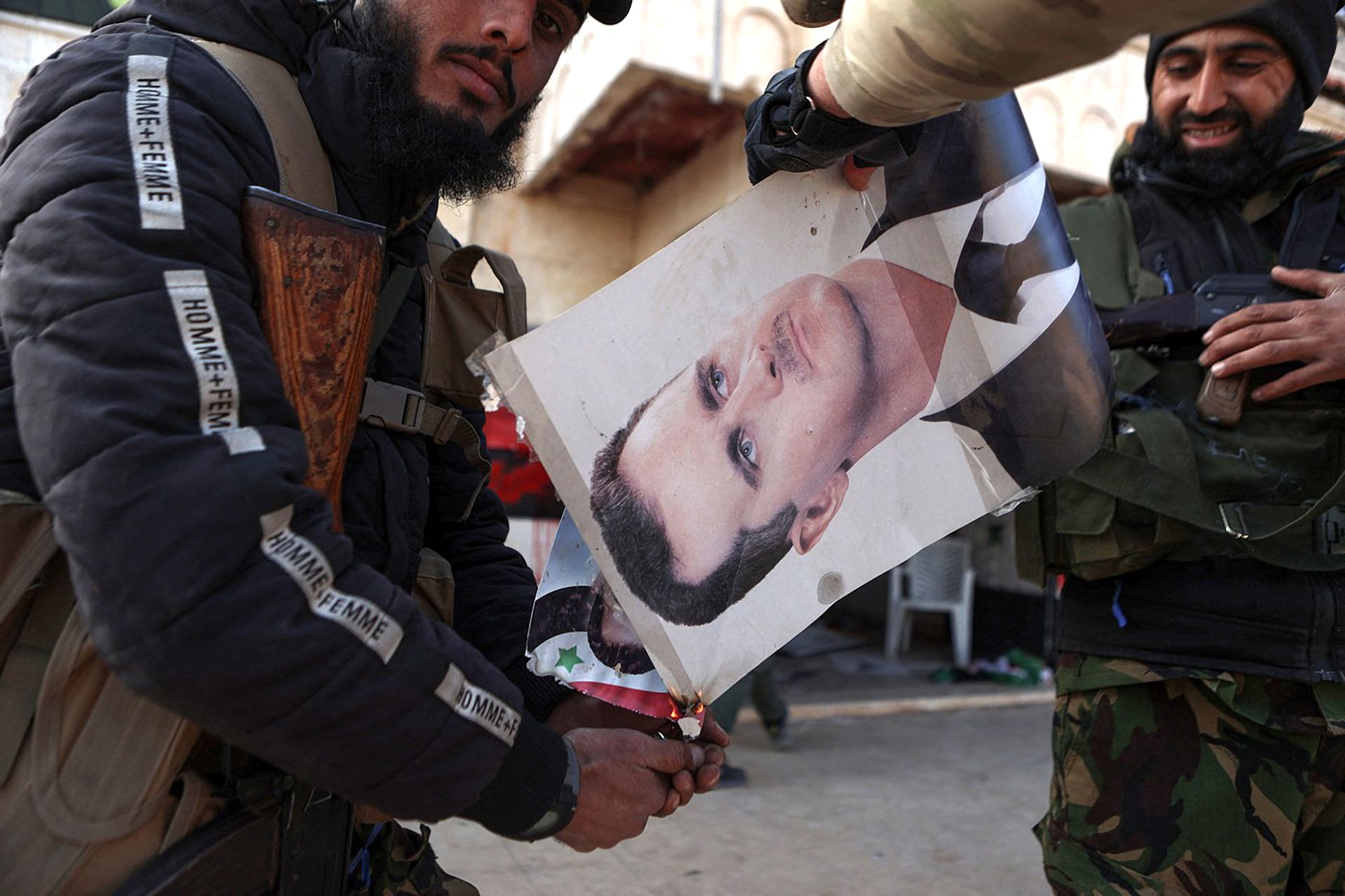 Rebelové zapalují fotografii Bašára Asada; vesnice Al-Zirbah u Aleppa
Autor: AAREF WATAD / AFP / AFP / Profimedia